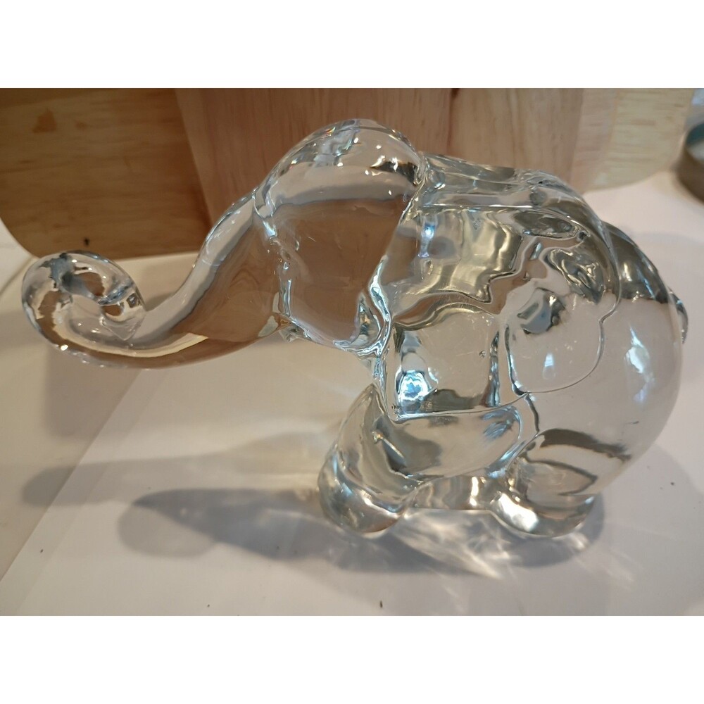 Vintage clear Art glass elephant. 4 inches tall,Apex 6.25 Inches Long Heavy